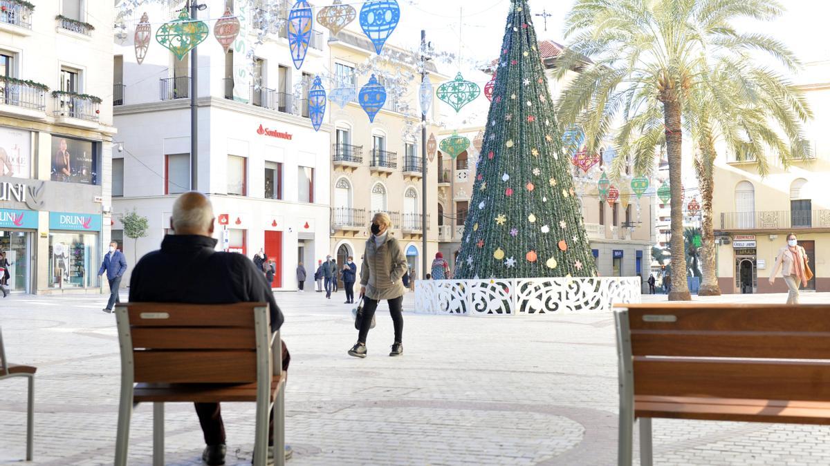 Bancos en la Plaça de Baix de Elche.