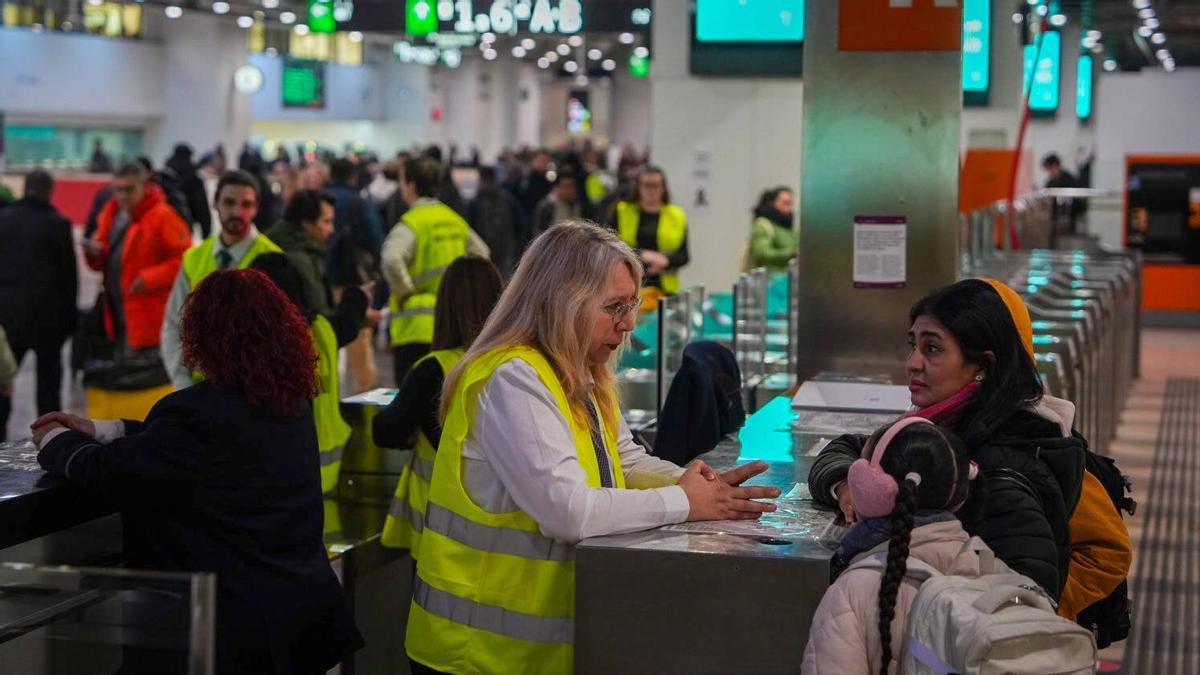 Personal informativo atendiendo en la estación de Sants
