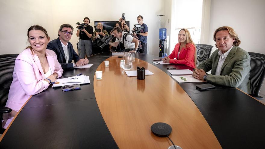 Marga Prohens y Toni Costa (PP), en la primera reunión con Patricia de las Heras y Jorge Campos (Vox). | B.RAMON