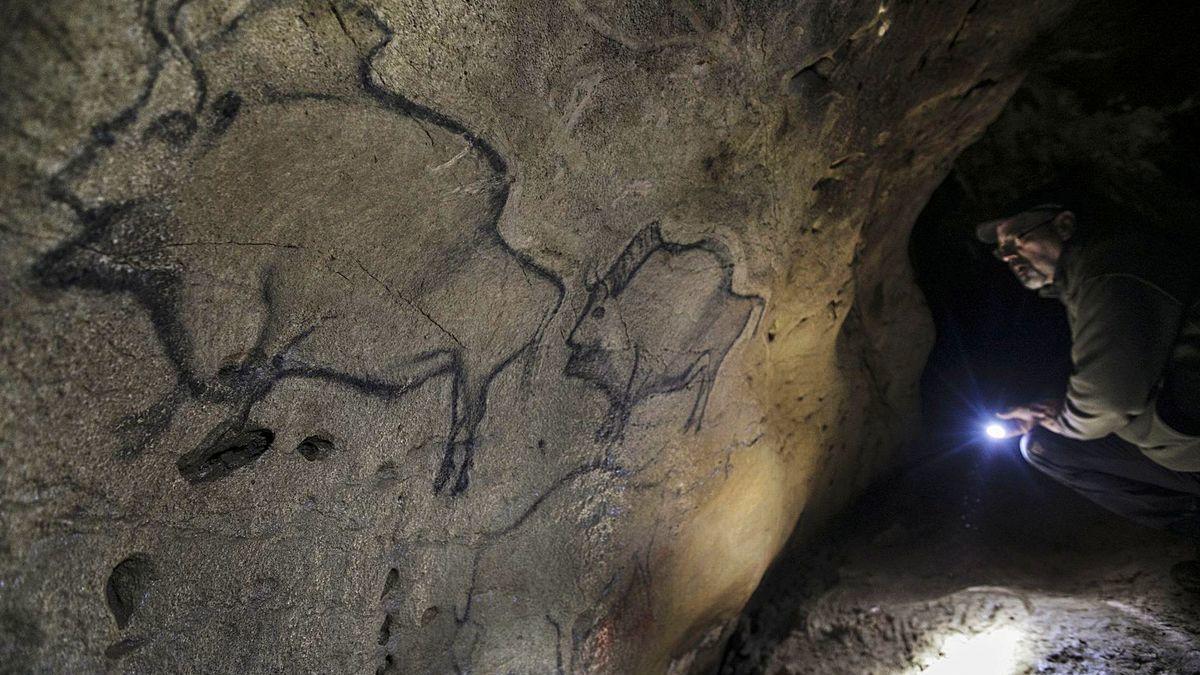 Santiago Calleja, en la cueva de La Covaciella.