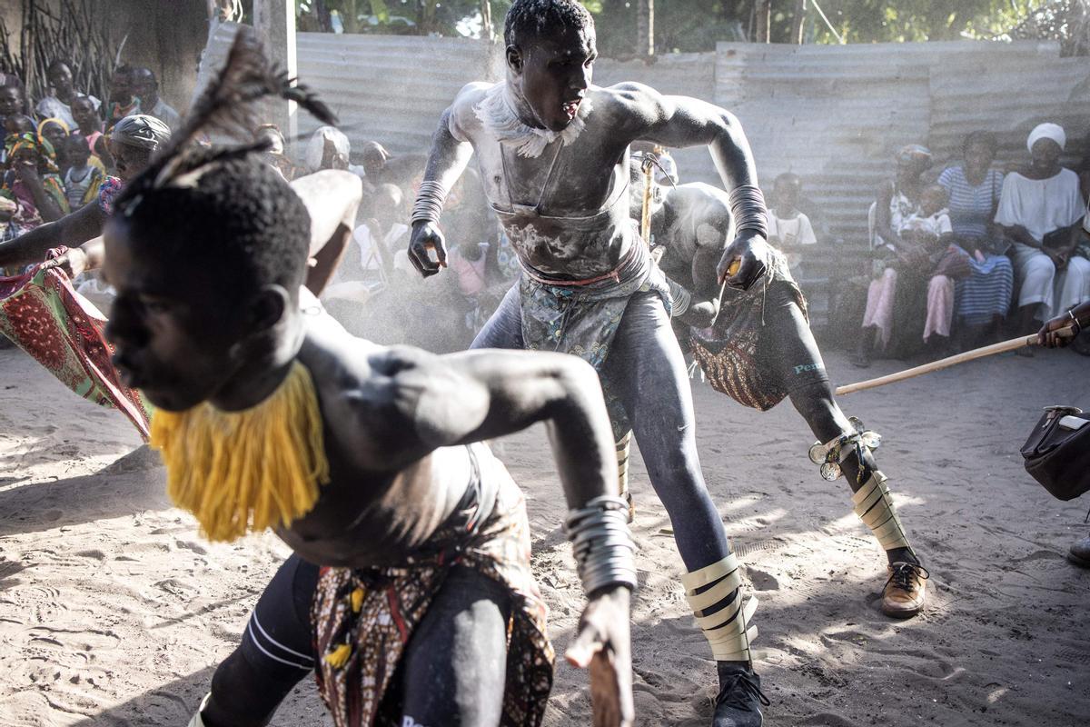 Jóvenes, vestidos con sus trajes tradicionales, asisten a una ceremonia que marca el final del proceso de iniciación anual para hombres jóvenes en Kabrousse, Senegal.