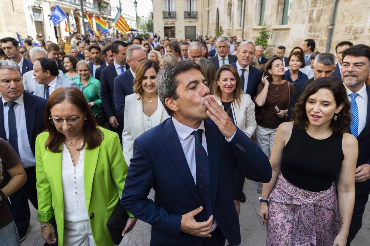 Mazón tira un beso al aire al salir de las Corts Valencianes y arropada por Díaz Ayuso