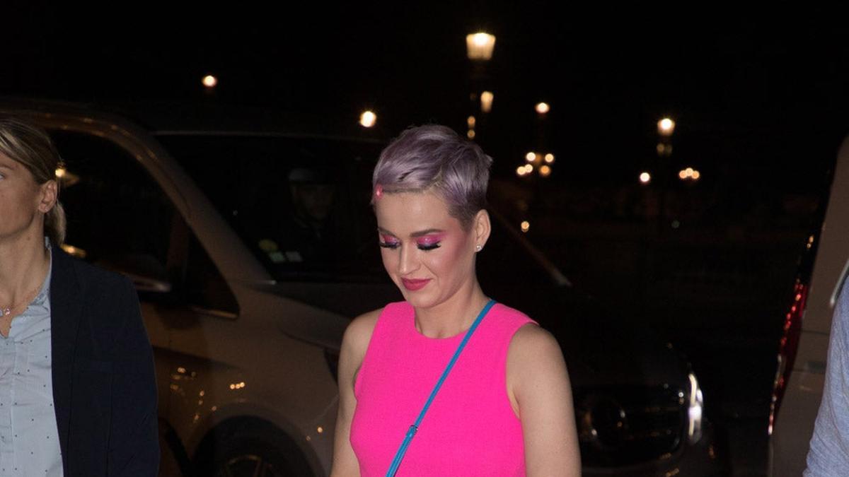 Katy Perry, con vestido fucsia en París