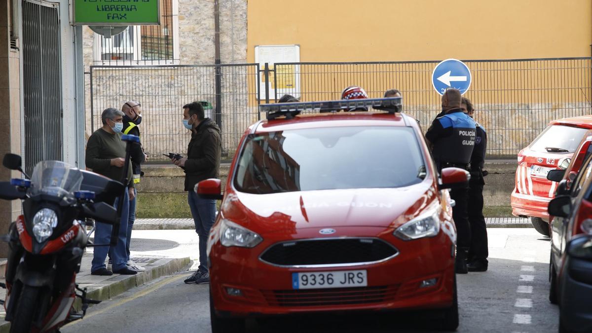 Los agentes disparan contra un hombre armado con un hacha en Gijón