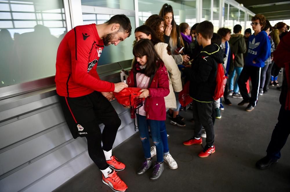 Alumnos del centro escolar visitan el estadio de Riazor y conocen a los jugadores del Deportivo en la segunda edición del programa de LA OPINIÓN que fomenta los valores deportivistas.