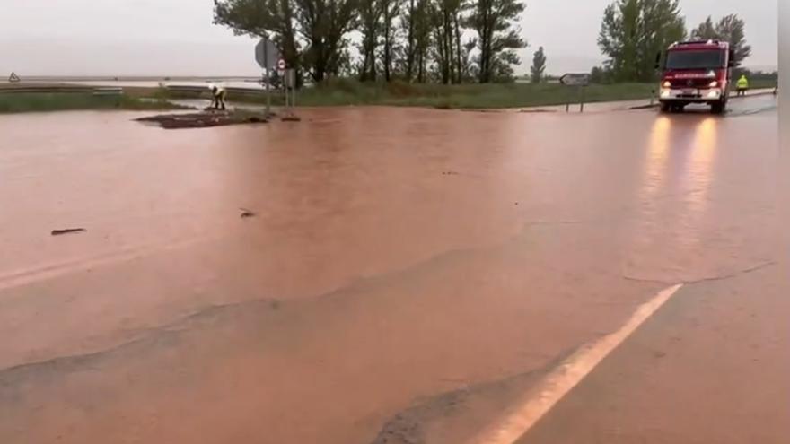 La N-122, cortada por las fuertes tormentas: numerosos coches parados