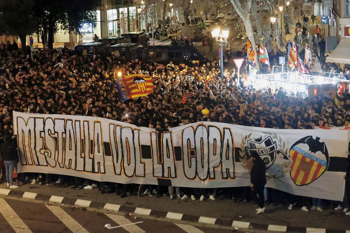 La afición del Valencia CF se volcó con los jugadores