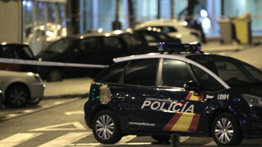 Vehículos policiales ante el lugar de los hechos.