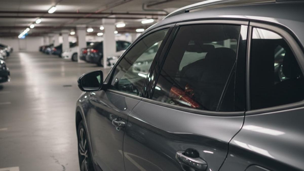 Guardar el coche en el garaje no evita el robo de los regalos de Navidad.