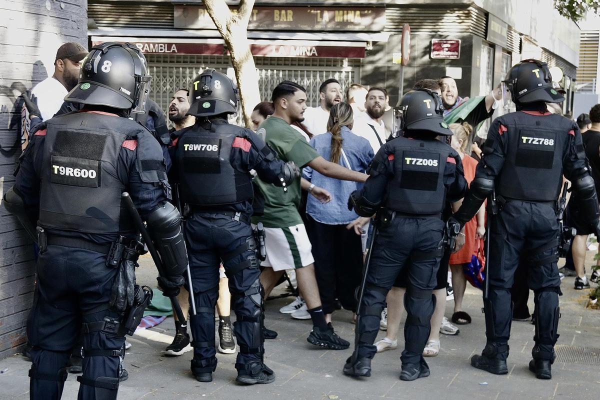 Protesta en La Mina contra el desahucio de tres familias