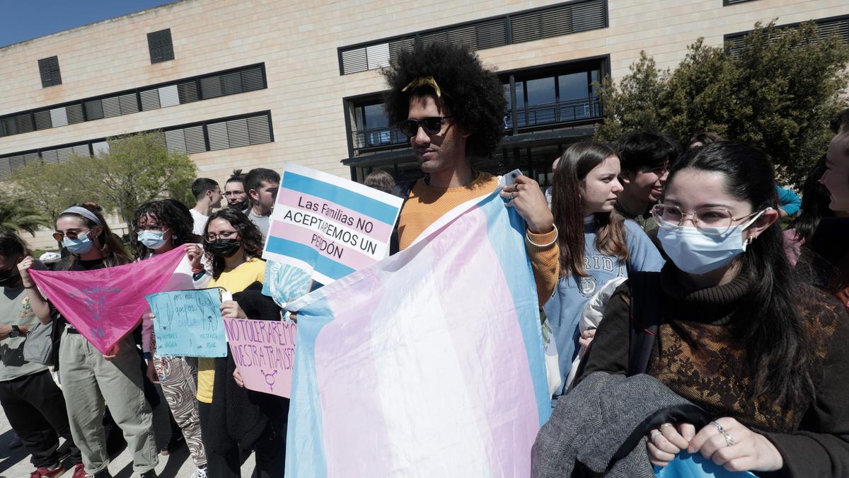 Podemos y Ben Amics celebran la cancelación de la presentación del libro &#039;Nadie nace en un cuerpo equivocado&#039; en la UIB