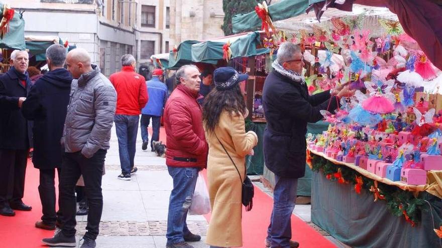 El mercado navideño llena de vida la plaza de la Constitución