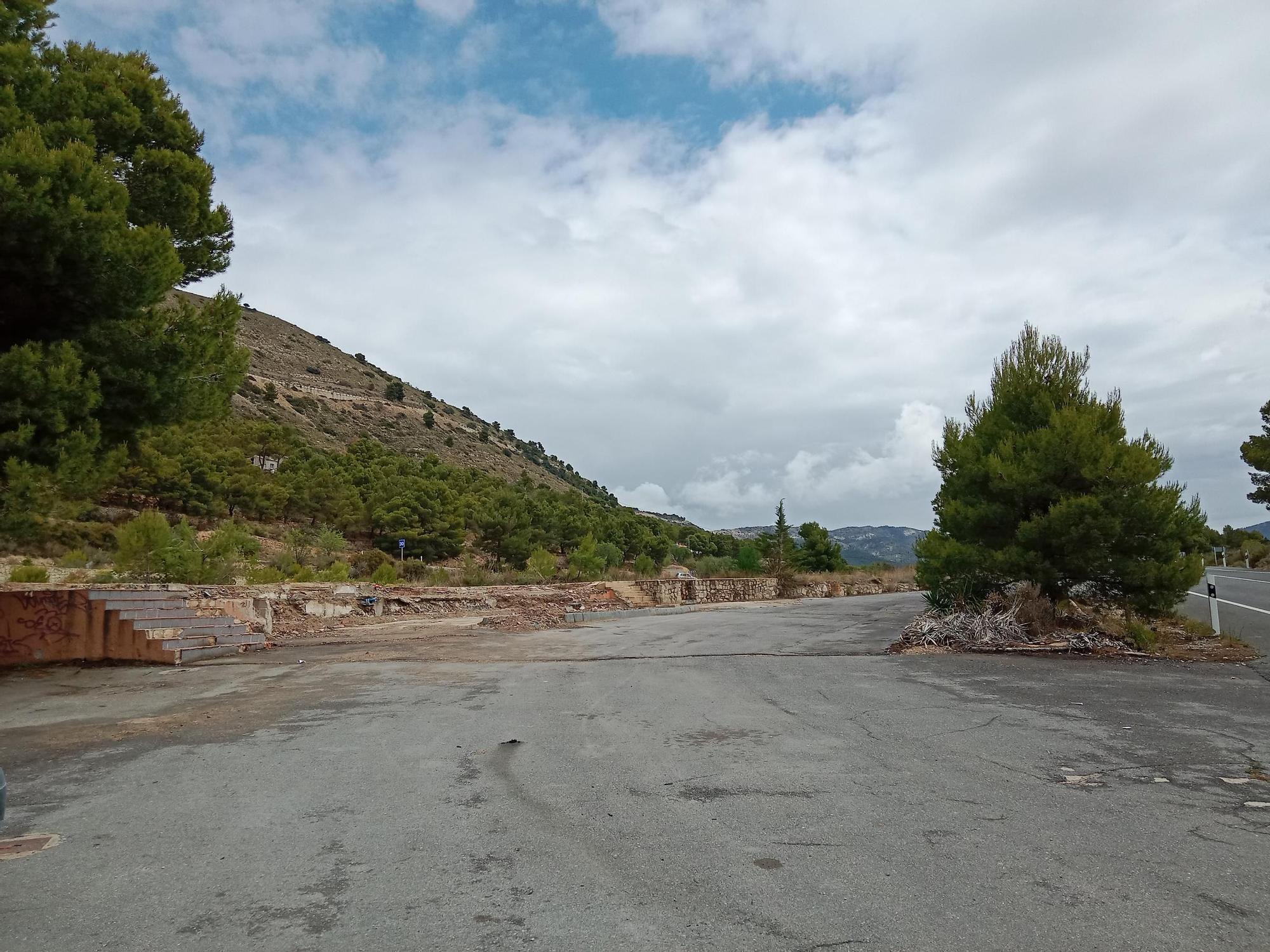 Demolición de la emblemática gasolinera de La Carrasqueta en Xixona