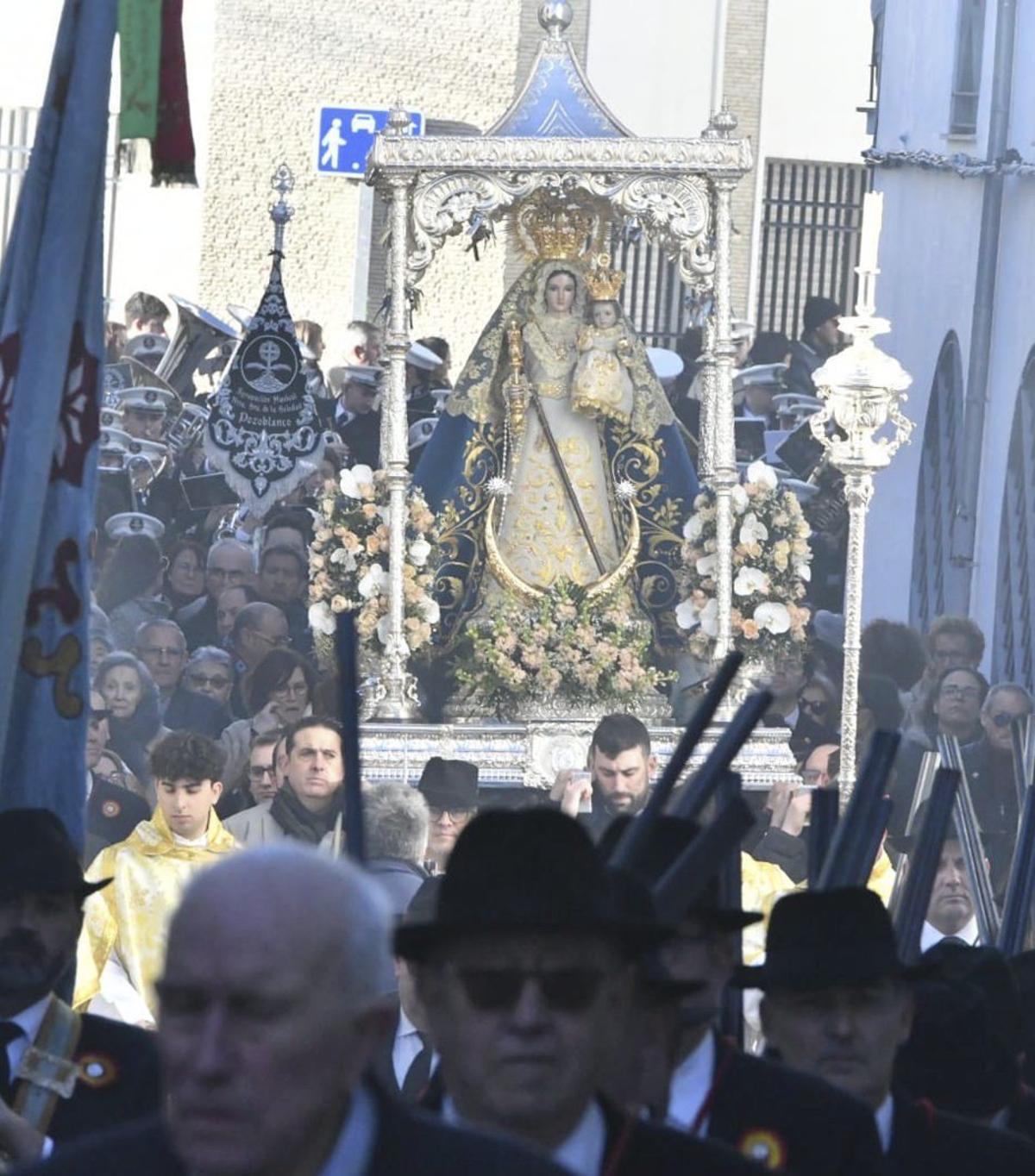 Imagen de la Virgen de Luna procesionando ayer en Pozoblanco. | RAFA SÁNCHEZ