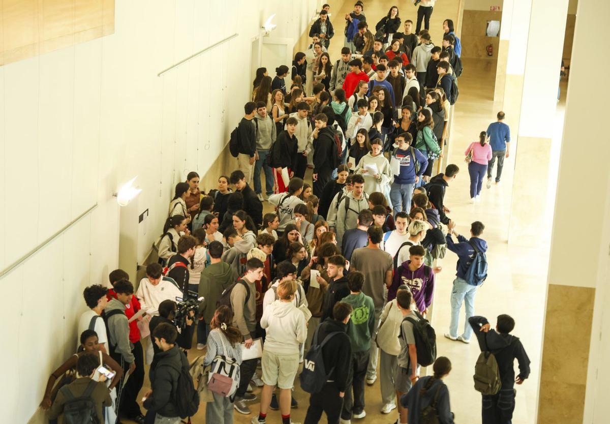 Jóvenes a la entrada de acceso del examen de selectividad. |  Xoán Álvarez