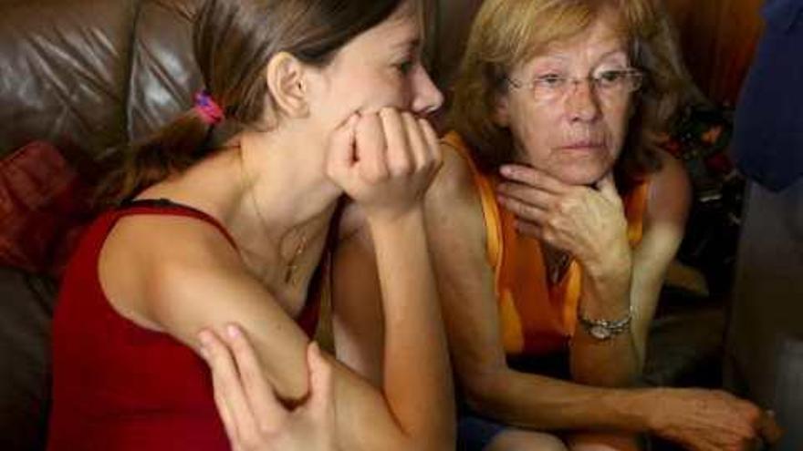 Mari Carmen y su hija antes de conocer la decisión judicial.