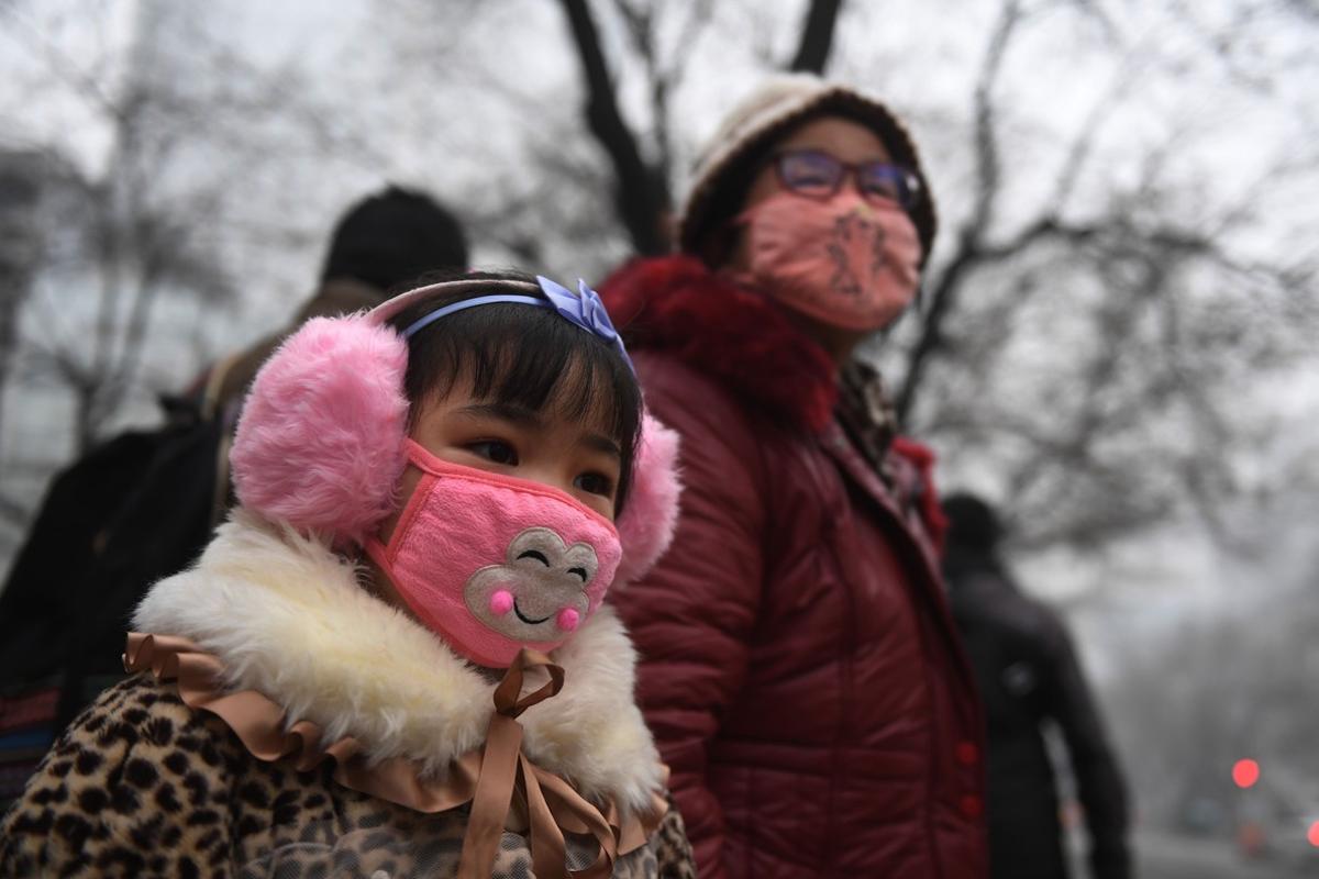 Una madre y su hija, por las contaminadas calles de Shijiazhuang, al norte de China, este miércoles, 21 de diciembre. Una madre y su hija, por las contaminadas calles de Shijiazhuang, al norte de China, este miércoles, 21 de diciembre.