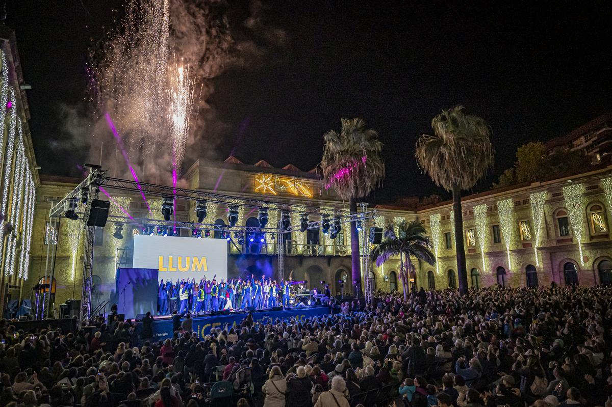 Espectáculo de encendido de las luces de navidad de la ciudad en Nou Barris