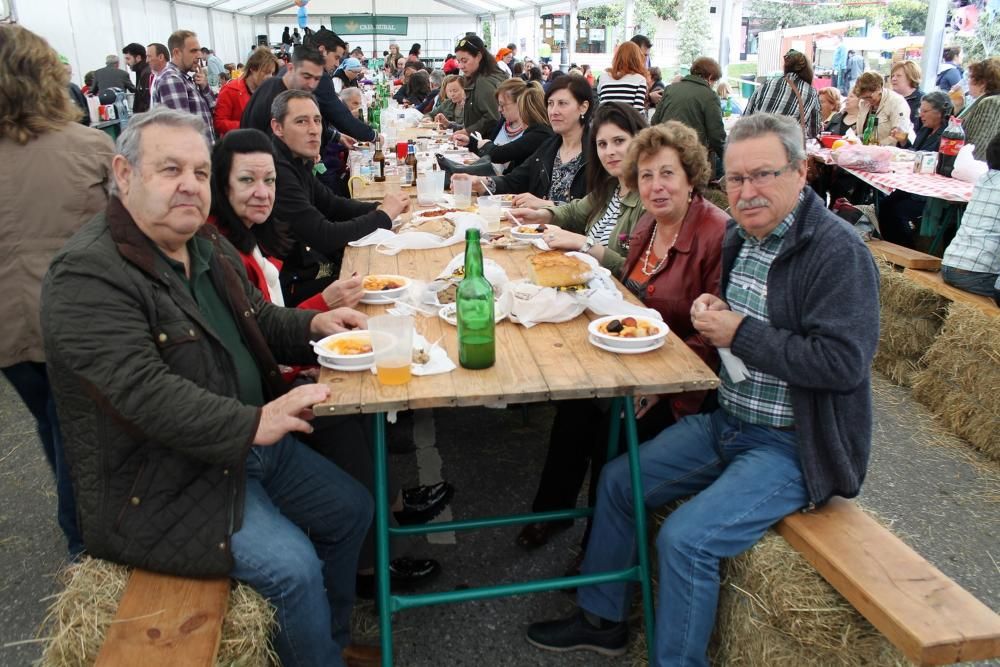 Comida en la calle de Posada de Llanera por San Isidro