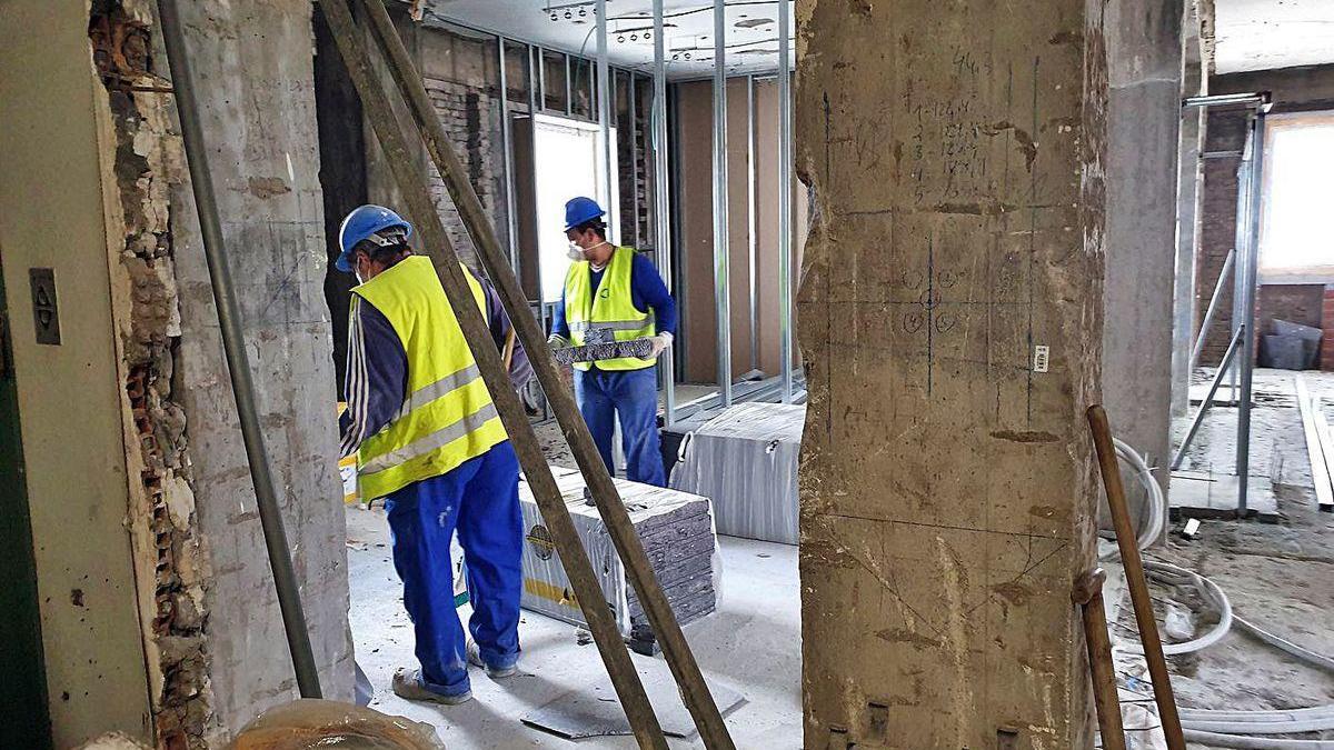 Obreros en el interior de una obra en la etapa postCovid.