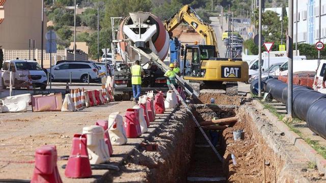 Tendido de canalizaciones en la calle Aubarca, en la zona de Can Misses, junto a la sede de Diario de Ibiza. | MARCELO SASTRE