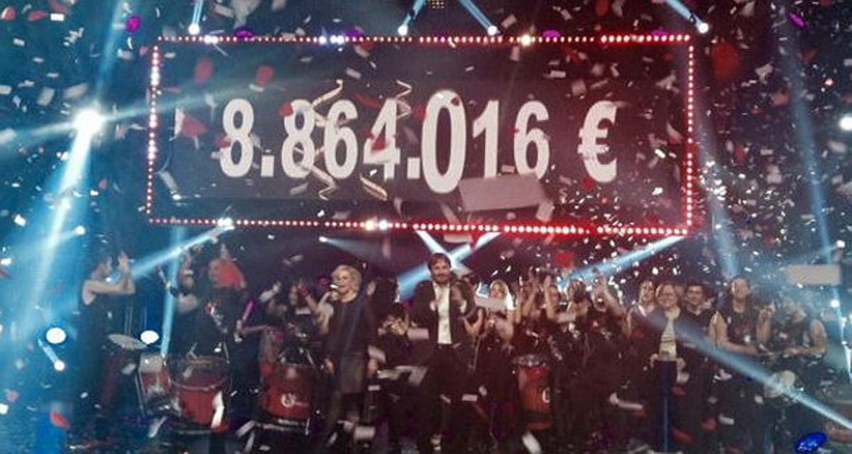 Mònica Terribas i Quim Masferrer, davant el marcador final de ’La Marató’; 8.864.016 milions d’euros. Mònica Terribas i Quim Masferrer, davant el marcador final de ’La Marató’; 8.864.016 milions d’euros.