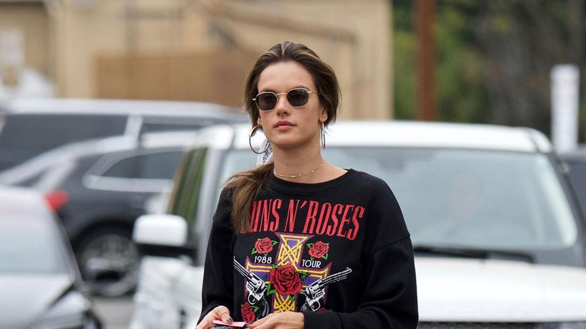 El look más rockero de Alessandra Ambrosio: ¡Cópialo!