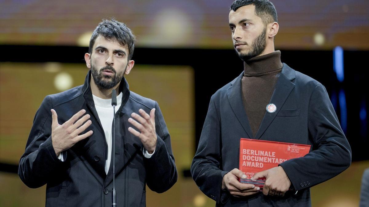 El israelí Yuval Abraham (izquierda) y el palestino Basel Adra, en el momento de recoger el premio en la Berlinale, el pasado 24 de febrero