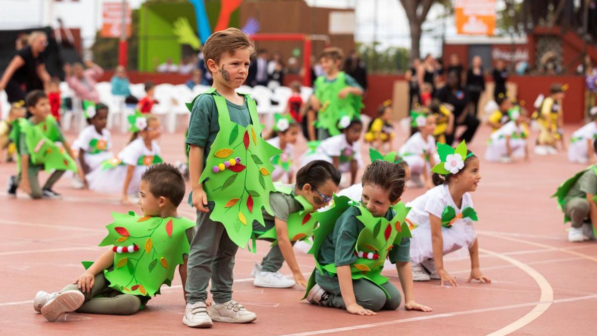 Los alumnos más pequeños del centro disfrazados para la ocasión en un momento de esa ceremonia inaugural. |