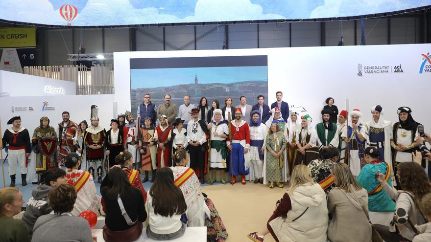 Los Moros y Cristianos de Ontinyent desfilan en Fitur