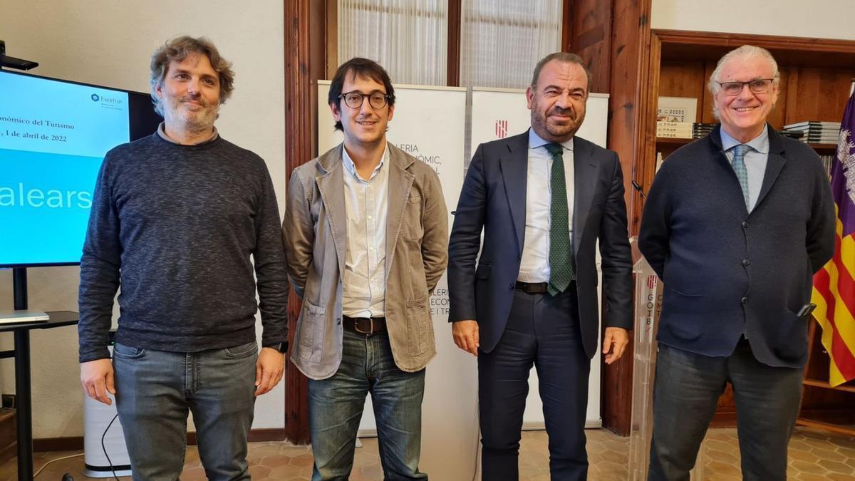 Xisco Mateu (Aetib), Negueruela, Gabriel Escarrer y José Luis Zoreda (Exceltur), en la Conselleria. | GOIB