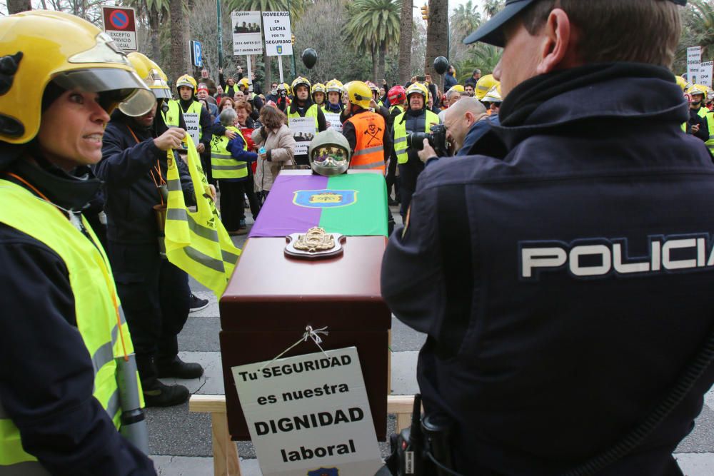 El colectivo se manifiesta en las calles en una marcha que ha concluido frente al Ayuntamiento