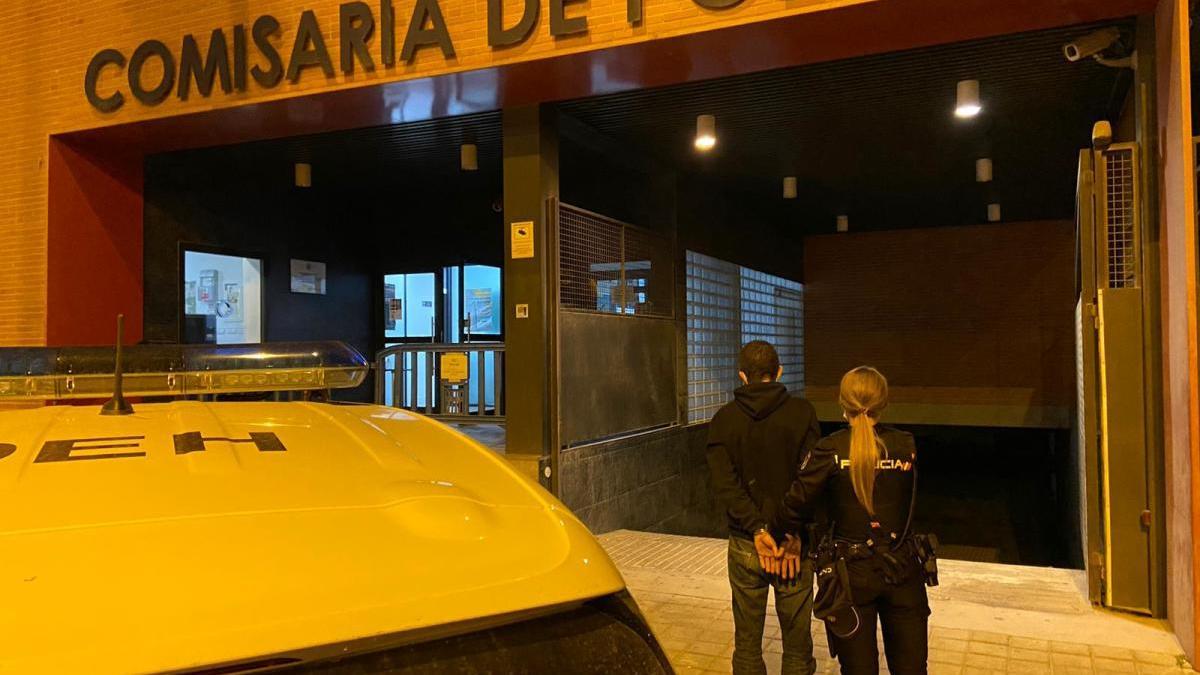 Pillado cuando huía con una caja registradora robada en el centro de Murcia