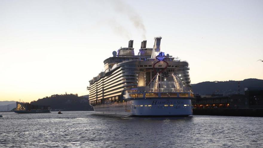 Maniobra de atraque del Harmony of the Seas en Vigo