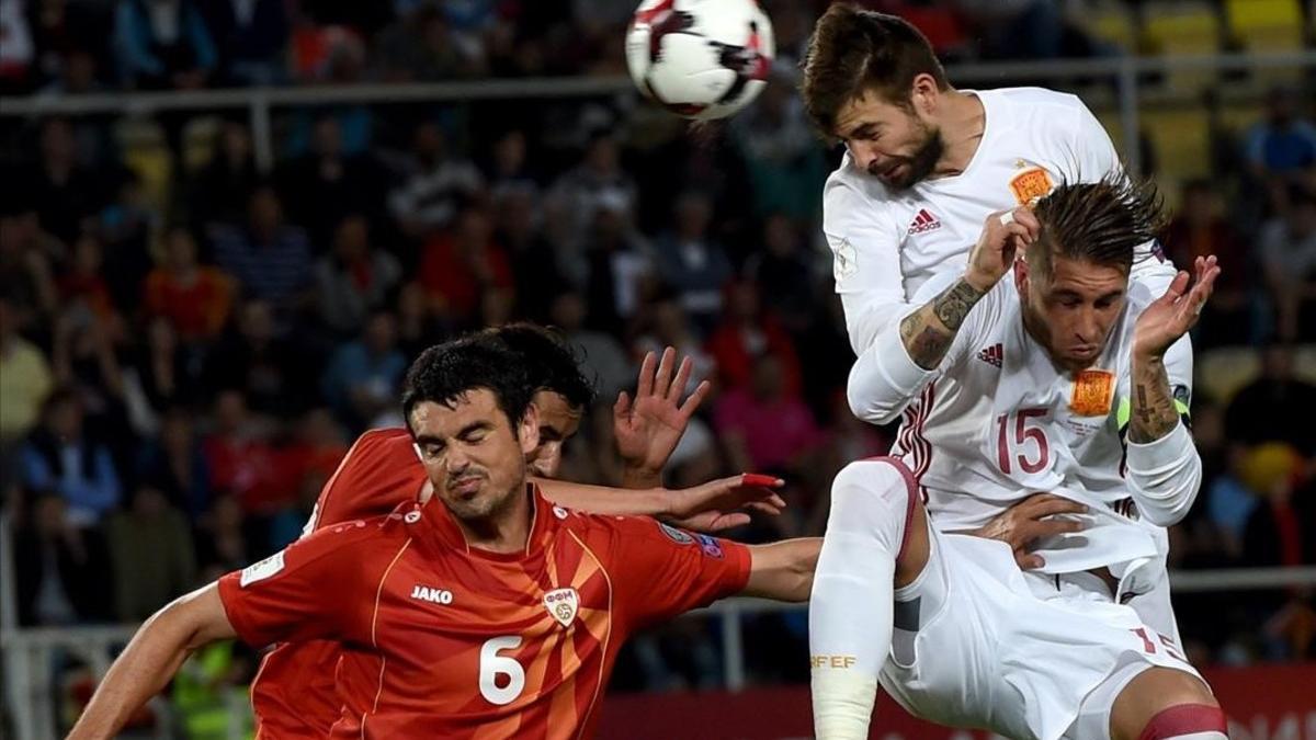 Piqué y Ramos suben a rematar una jugada de estrategia en el Macedonia-España de este domingo en Skopje.