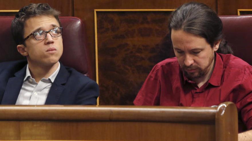 Íñigo Errejón, junto a Pablo Iglesias en el Congreso.