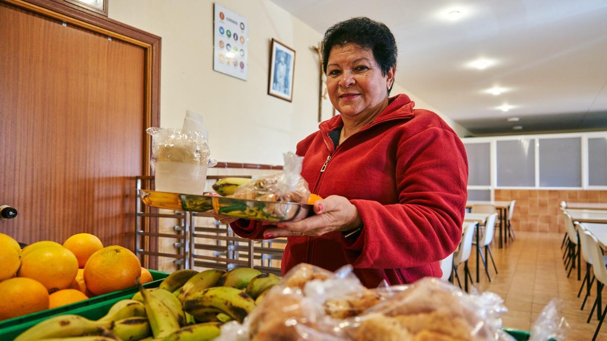 Una de las usuarias. Milagrosa Albuernez, de 64 años, ayer en el comedor.