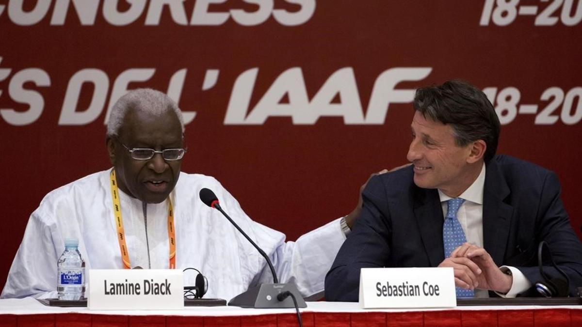 Lamine Diack, expresidente de la IAAF, con el actual, Sebastian Coe (derecha).