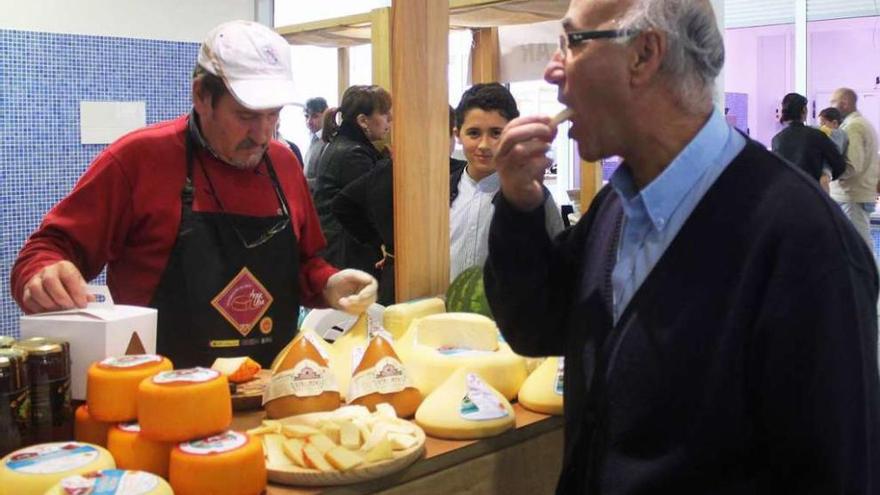 Un consumidor prueba los quesos de El Labrador Estradense en la Feira de Outono. // Bernabé / Luismy