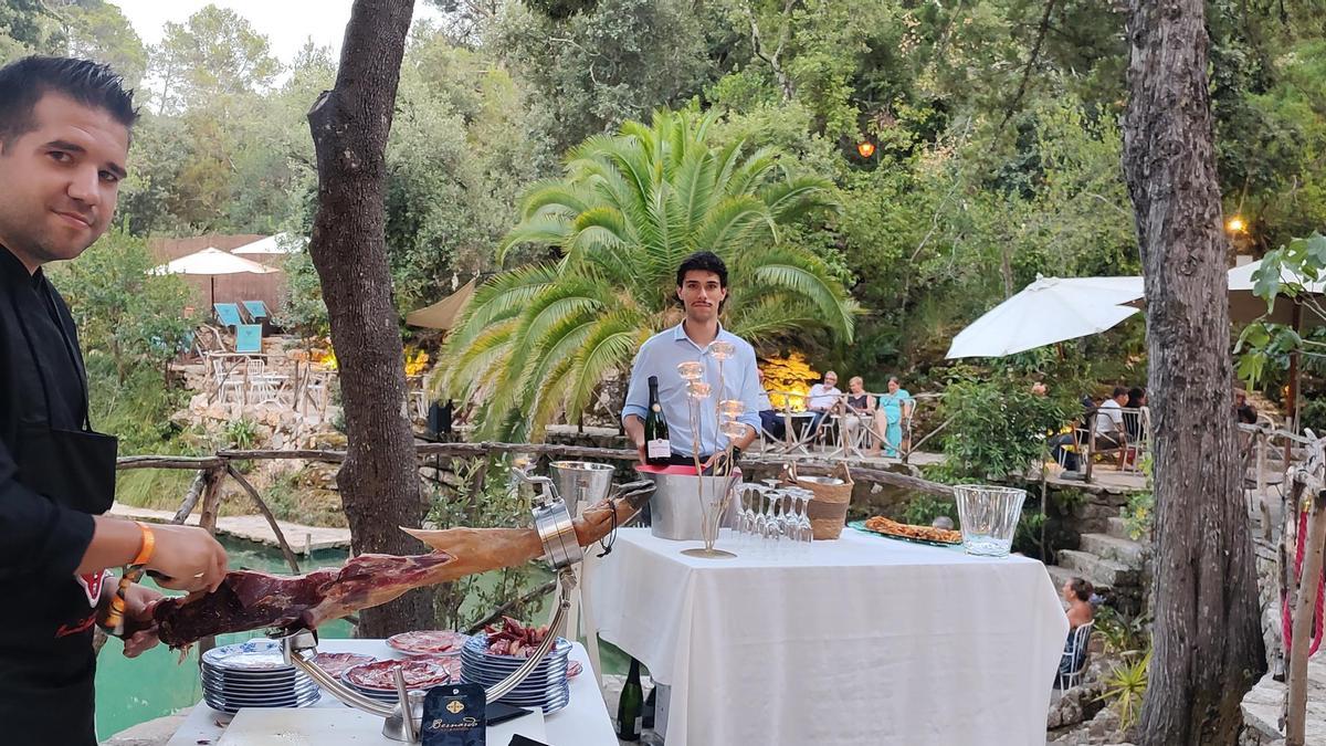 El jamón y el escumoso francés marcaron el inicio de la velada.