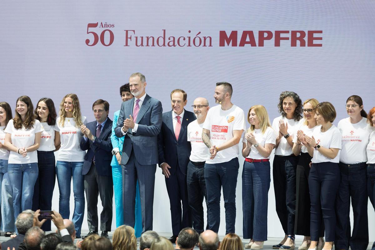 SM El Rey acompañado de Elma Saiz, ministra de Inclusión, Seguridad Social y Migraciones, Antonio Huertas, presidente de Fundación MAPFRE, José Luis Martínez-Almeida, Alcalde de Madrid, y una representación de los voluntarios de la fundación.