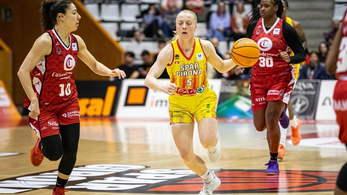 Laia Flores intenta frenar a Lundquist en una acción defensiva