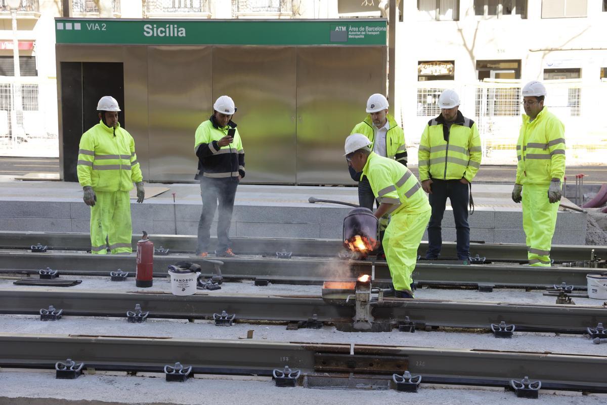 El tranvía avanza por la Diagonal entre Glòries y Verdaguer