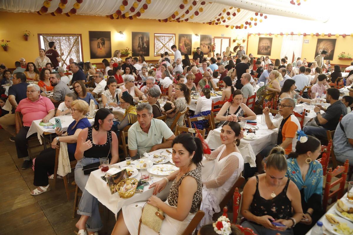 Grupos de amigos, familias y flamenca convierten las calles del recinto en una jornada animada a espera de una noche multitudinaria Grupos de amigos, familias y flamenca convierten las calles del recinto en una jornada animada a espera de una noche multitudinaria