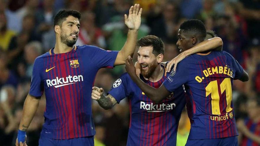 Luis Suárez y Dembelé celebran con Messi el tercer gol del Barça, ayer ante el Juventus. // Susana Vera