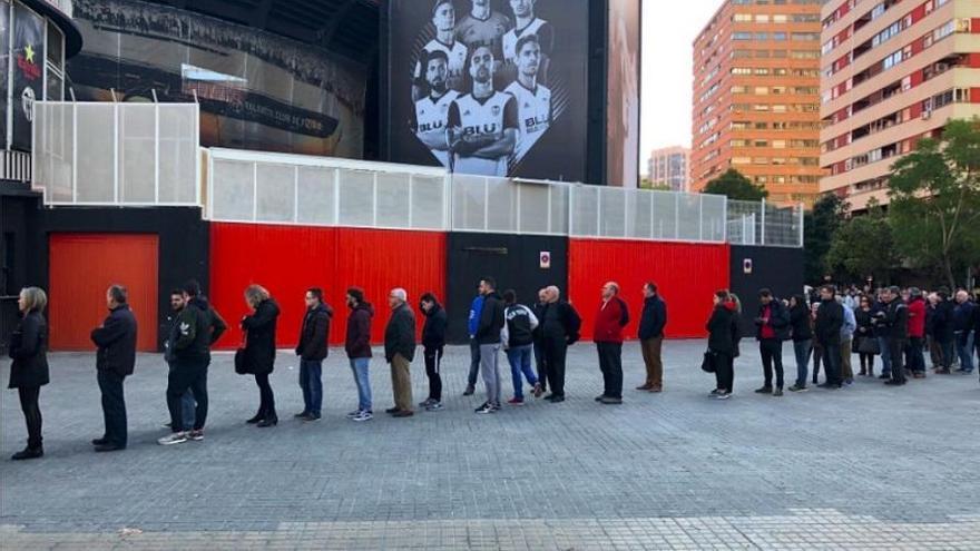 Mestalla registra las primeras colas en sus taquillas para la Copa ante el Barça tras rebajar los precios