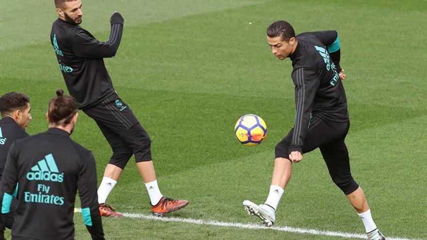 El Madrid se entrena sin la ‘BBC’ y 13 internacionales