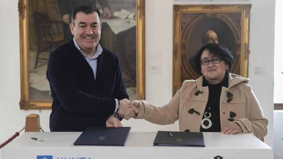 O conselleiro Román Rodríguez e a presidenta da Fundación, Eva García, asinando o convenio