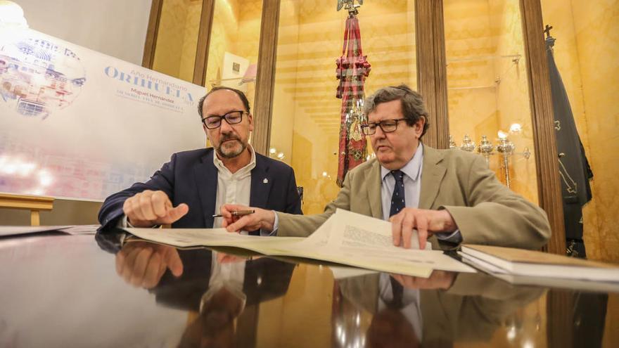 Un momento de la firma en el Ayuntamiento