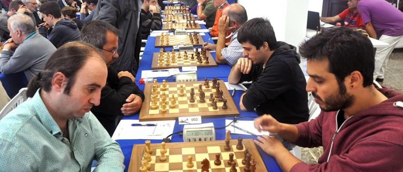 Ehsan Ali, número uno del torneo de Preferente, en su duelo con Pedro Munar.